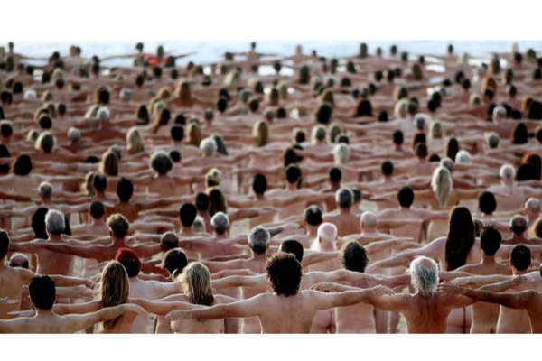 கடற்கரையில் நிர்வாணமாக திரண்ட 2500 பேர் - பின்னணி என்ன! | Volunteers Nude Photoshoot Australian Beach