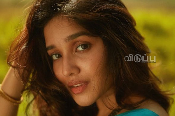 இறுக்கமான டி-சர்ட்டில் இப்படியொரு போஸ்!! 18 வயதில் நடிகையானது மாறிப்போன நடிகை அனிகா.. | Anikha Surendran Latest Photoshoot Viral