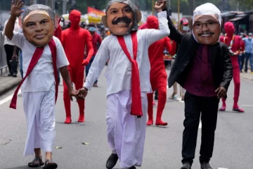 மூழ்கிக்கொண்டிருக்கும் இலங்கை அரச கப்பல்: திக்கற்று திகைத்து நிற்கும் கப்பல் தலைவன்!