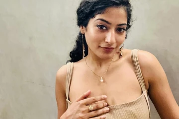 நடிகை அஞ்சலி நாயர் மாடர்ன் உடையில் கிளாமர் போட்டோஷூட்