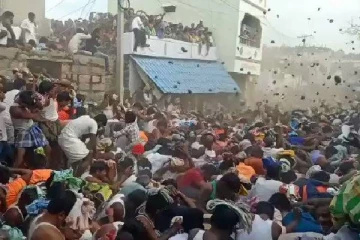 வறட்டியால் கடுமையாக தாக்கிகொண்ட மக்கள்; காயத்துடன் வழிப்பாடு - இப்படி ஒரு திருவிழாவா?