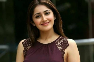 நடிகை சயீஷாவின் அப்பா பாலிவுட்டில் இத்தனை படங்கள் நடித்துள்ளாரா?- எத்தனை பேருக்கு தெரியும்