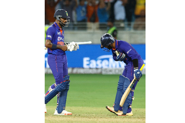 ‘பாத்துக்கலாம்’ வைரலாகும் ஹர்திக் பாண்டியாவின் சிக்னல் - தலைவணங்கிய தமிழக வீரர்! | Asia Cup 2022 Hardik Pandya Finishing Viral