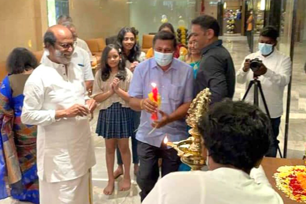 பல பிரச்சனைகளுக்கு பின் வெளியே வந்த ரஜினி.. காரணம் இதுதானா | Rajinikanth Come Out After So Any Days