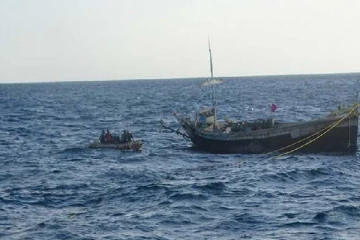 திடீரென கடலில் மூழ்கிய படகுகள்: 8 மீனவர்கள் மாயம்!