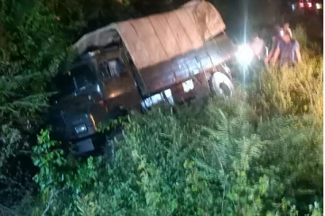 கிளிநொச்சியில் இராணுவ வாகனம் தடம்புரண்டு விபத்து: இருவர் காயம் (Photos)