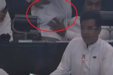 எம்.பிக்கள் இருவரை சபையிலிருந்து வெளியேறுமாறு உத்தரவிட்ட சபாநாயகர்