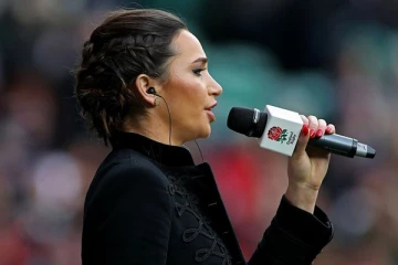 கடவுள் மன்னரைக் காப்பாற்றட்டும்... புதிய தேசிய கீதத்தை அதிகாரப்பூர்வமாக முதலில் பாடிய பெண் இவர்தான்!