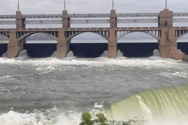 மாவிலாறு நீர்த்தேக்கம் அபாயகரமான நிலையில்..உடனடியான வெளியேறுமாறு எச்சரிக்கை! | Maavilaru Red Alert Due To Extreme Weather