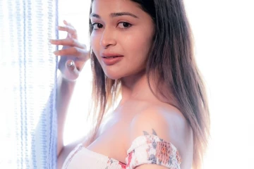 மாடர்ன் உடையில் செம ஹாட் தர்ஷா குப்தா