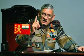 கோர விபத்திற்குள் சிக்கி உயிரிழந்த இந்திய முப்படைத் தலைமை தளபதி :  யார் இந்த பிபின் ராவத்? (Photo)