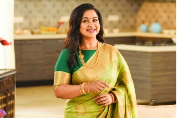 கையில் சிகரெட்டுடன் கம்பீரமாக நடிகை ராதிகா! சர்ச்சையை ஏற்படுத்தியுள்ள ஒற்றை புகைப்படம்