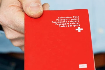 சுவிஸ் குடியுரிமை பெறுவதற்கு எந்த மொழி தெரிந்திருக்க வேண்டும்?