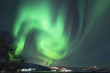 சுவீடனில் திடீரென பச்சை நிறமாக மாறிய வானம் (PHOTO)