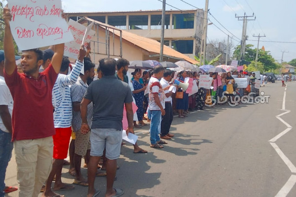 திருகோணமலையில் இடம்பெற்ற ஆர்ப்பாட்டம்(Photos) | Protest In Front Of Trincomalee School