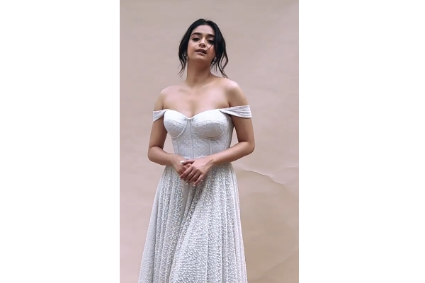 மார்டன் லுக்கில் ரசிகர்களுக்கு ஷாக் கொடுத்த நடிகை கீர்த்தி சுரேஷ்.. வைரல் புகைப்படங்கள் | Keerthy Suresh Shocking Photoshoot