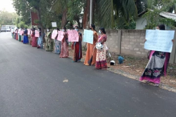 பளை கல்விக் கோட்ட அலுவலகம் முன்பாக கவனயீர்ப்பு போராட்டத்தில்  ஆசிரியர்கள்