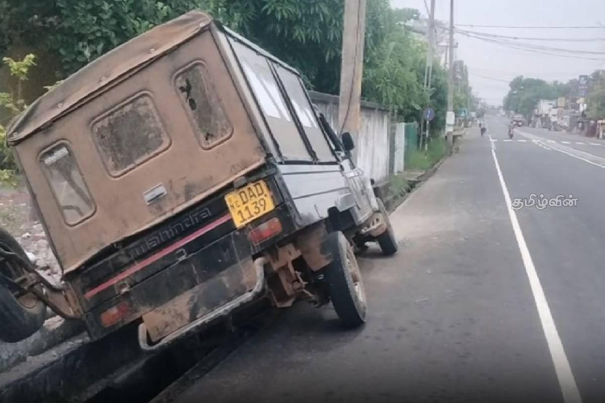 ஜீப் வாகனம் மின் கம்பத்தில் மோதி விபத்து - கந்தளாய் பகுதியில் பல மணிநேர மின்தடை! | Jeep Crashes Into Electric Pole In Kandhalai
