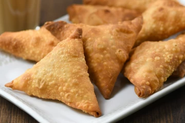 நாவூறும் சுவையில் மொறுமொறு சிக்கன் சமோசா.., எப்படி செய்வது?