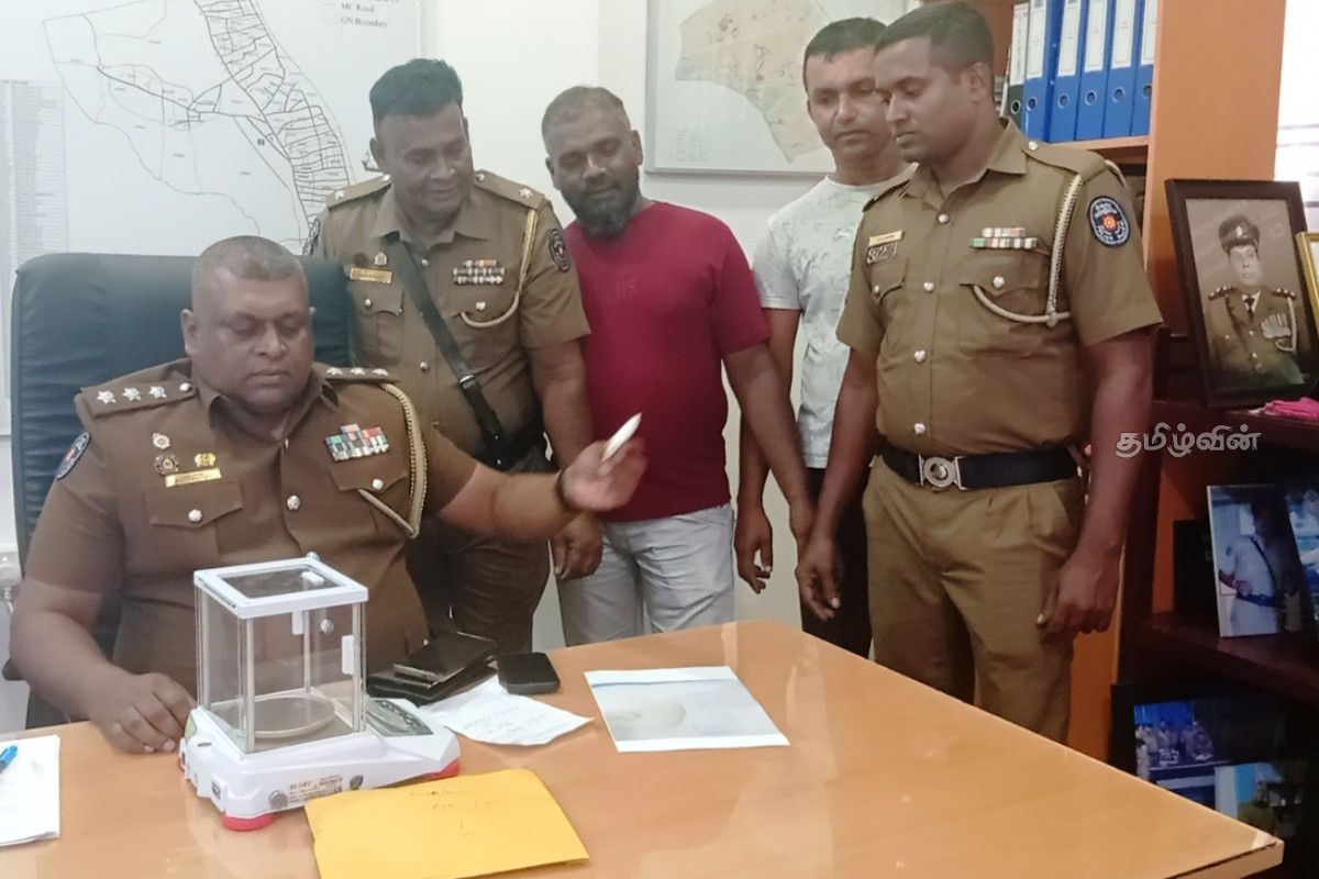 பொலிஸ் உத்தியோகத்தரின் உறவினர் ஐஸ் போதைப்பொருளுடன் கைது | Police Officer Relative Arrested With Ice Drug