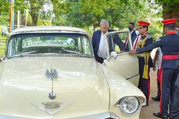 முதலாவது காரை பார்வையிட்ட ஜனாதிபதி(Photos) | The President Visited The First Car