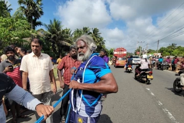 காதுகளால் வாகனம் இழுத்து யாழ் நபர் சாதனை!