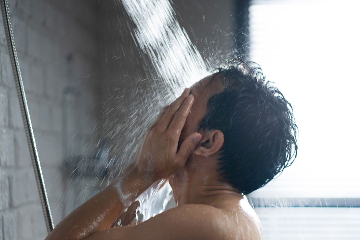 ஆன்மீகம்: குளிக்கும் பொழுது இந்த தவறு செய்து விடாதீர்கள்.. தீய சக்திகளால் பாதிக்கப்படலாம் | Why We Shouldnt Take Bath Without Cloths