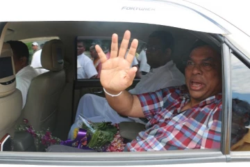 விமான நிலையத்தில் VIP சேவையை ஓசியில் அனுபவித்த பசில்! பெரும் தொகைக்கு துண்டு