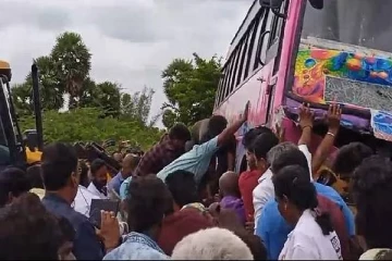 பேருந்தின் அடியில் சிக்கிய கார்.. பரிதாபமாக போன 3 பேரின் உயிர்