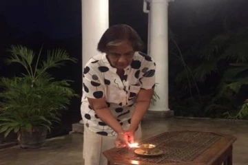 போரில் உயிர் நீத்தவர்களை தனது வீட்டில் அஞ்சலித்த முன்னாள் ஜனாதிபதி