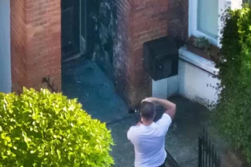 பிரித்தானிய பிரதமரின் சொத்துக்களுக்கு தீ வைத்த வழக்கு: 21 வயது இளைஞர் கைது!