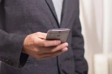 கடைசியாக 2 நிமிடம் உன் குரலை கேட்கணும்.. மனைவியிடம் பேசிவிட்டு உயிரை மாய்த்த கணவர்