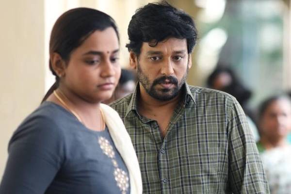 ட்ரெண்டி சேலையில் ரசிகர்களை கிறங்கடிக்கும் இறுகப்பற்று பட நடிகை... வைரல் புகைப்படங்கள் | Actress Abarnathi New Photoshoot In Saree Viral