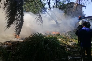 කොළඹ ගින්නක්..වහාම ගිනි නිවීමේ රථ 4ක් යවයි.(VIDEO/PHOTOS)