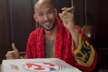 කාන්තා විරෝධි මත පළ කරන පුද්ගලයෙක්ට පීසා පෙට්ටියක් නිසා වැඩ වැරදෙයි..