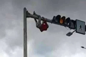 வீதி சமிக்ஞை விளக்கு கம்பத்தில் ஊஞ்சலாடியவருக்கு நடந்த சம்பவம்