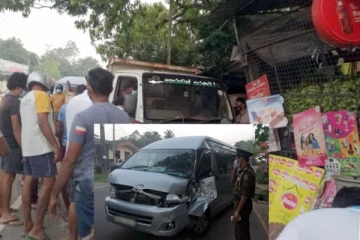 කොරෝනා රෝගීන් අරන් ගිය වෑන් රථයක් අතරමඟදී අනතුරකට..රැස්වූ පිරිසක් වහා ඉවත් වෙයි..(PHOTOS)