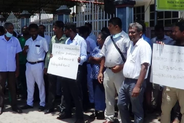 சுகாதார ஊழியர்கள் மீதான தாக்குதலை கண்டித்து கவனயீர்ப்பு போராட்டம் (Photos)