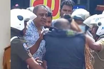 "මිරිස් කුඩු ගැහුවා වෙඩි තිබ්බා" දිවි පරදුවට තබා කෝටියේ කොල්ලය වැළැකූ සාජන්..(VIDEO)