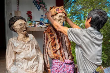 இறந்தவர்களின் உடல்களுடன் சேர்ந்து வாழும் மக்கள்.., எங்கு உள்ளார்கள் தெரியுமா?