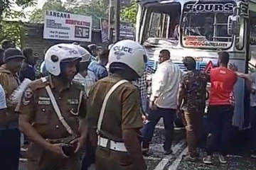 බස් රථ දෙකක් මුහුණට මුහුණ ගැටෙයි - පාසල් ළමයින් ඇතුළු 10ක් රෝහලේ.. (PHOTOS)