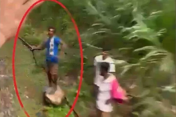 இலங்கை வந்த சீன பெண்ணை தாக்கிய குற்றச்சாட்டில் இருவர் கைது