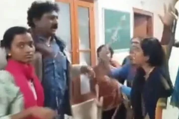 மாணவியிடம் அத்துமீறிய தலைமை ஆசிரியர் - அடித்து துவைத்து மாணவிகள்