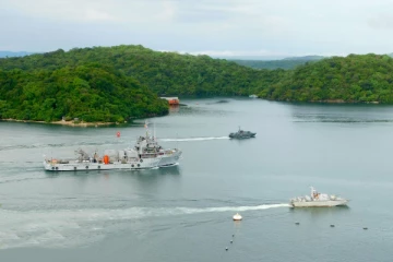 அதிநவீன வசதிகளைக்கொண்ட இந்திய கடற்படை  கப்பல் திருகோணமலையில்