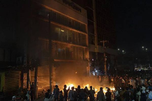 இளம் தலைவர் ஒருவரின் மரணம்... பற்றியெரியும் தெற்காசிய நாடு | Violence Breaks Out In Bangladesh இளம் தலைவர் ஒருவரின் மரணம்... பற்றியெரியும் தெற்காசிய நாடு | Violence Breaks Out In Bangladesh