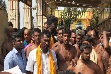 பழநி மலை அடிவாரத்தில் பக்தர்களிடையே கடும் மோதல்