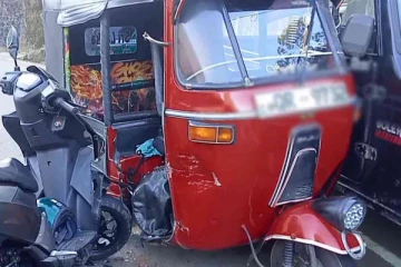 வெளிநாட்டவர்களை ஏற்றிச் சென்ற முச்சக்கர வண்டி விபத்து