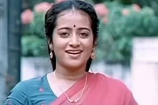 கிழக்கு சீமையிலே படத்தில் ஆத்தங்கர மரமே பாடலில் வந்த நாயகியா இவர்?- மாடர்ன் உடையில் ஆளே மாறிவிட்டாரே? | Kizhakku Cheemaylie Actress Rudhra Latest Photo