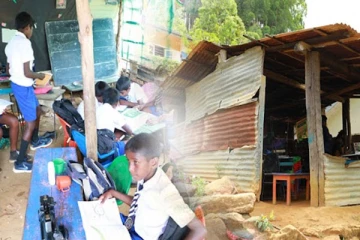 20 வருடங்களாக குடிசையாக இருக்கும் தமிழ் பாடசாலை