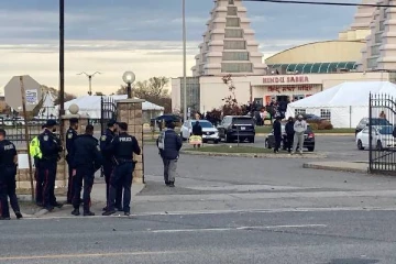 கனடாவில் இந்துக்கள் கோவில் அருகே ஆர்ப்பாட்டத்தில் ஈடுபட்ட மக்கள்: தலைவர்கள் பலர் கண்டனம்